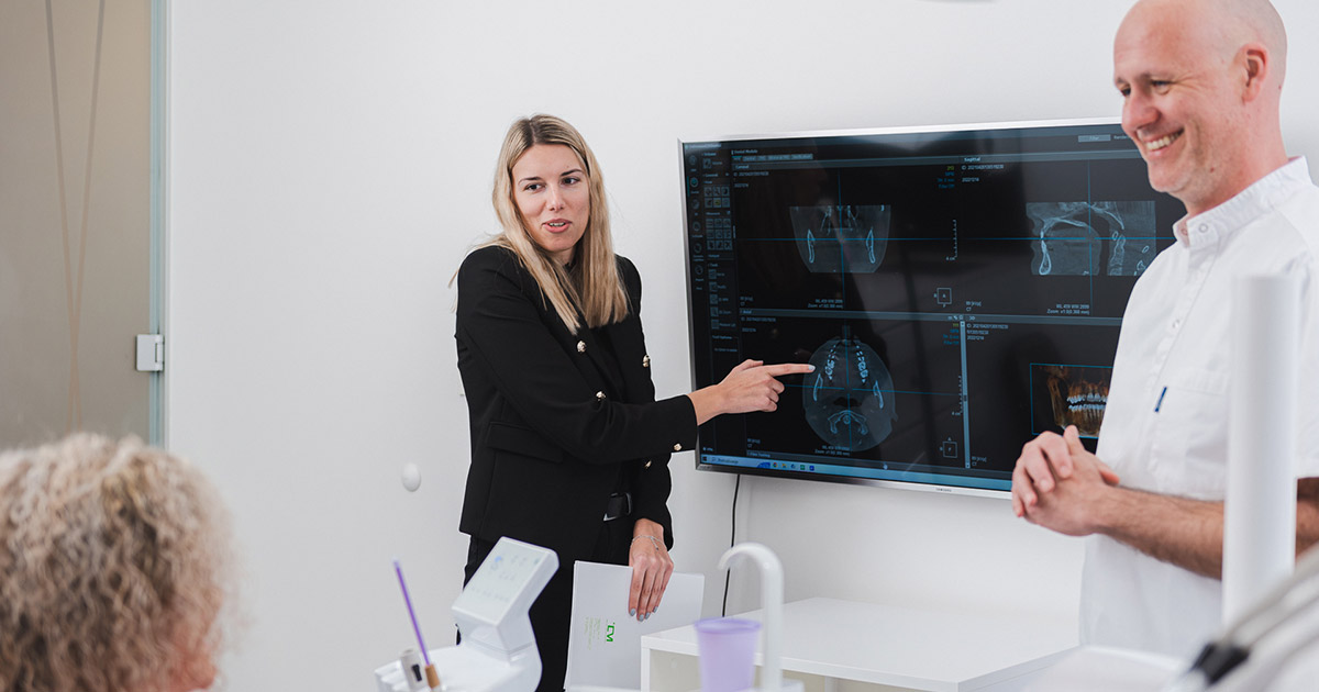 Studio Martinko a Milano, Trieste e Zagabria - il tuo studio dentistico in Italia e in Croazia Il dottor Martinko illustra il piano di cura alla paziente nel suo studio dentistico in Croazia